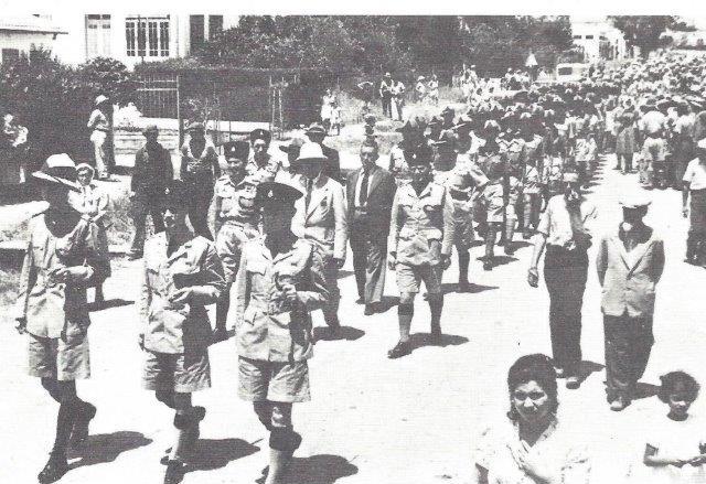  בלויית אחד מחברי ההגנה שנפל (כנוטר), בראש צועדים קציני משטרה בריטים   