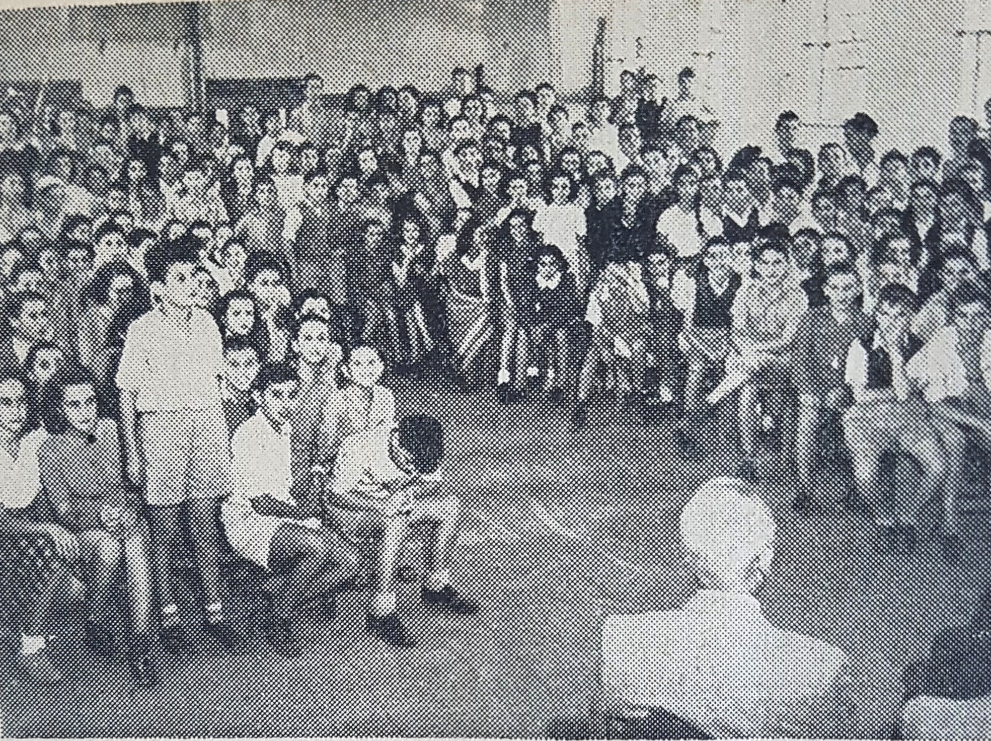  אחד המאזינים הצעירים מציג שאלה