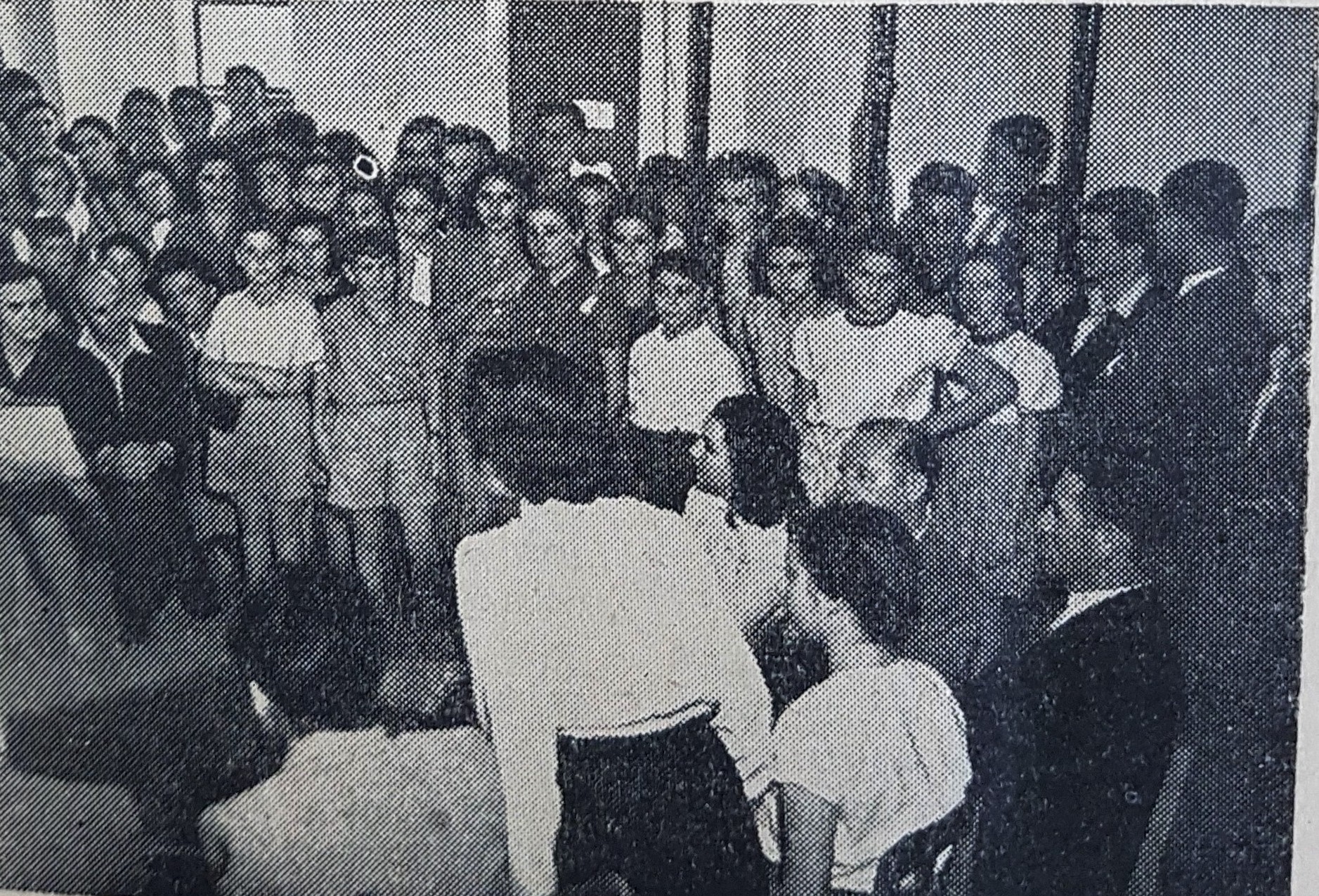 הגב' יהודית ידידיה משיבה על השאלות (פוטו: אנדרמן, ת''א)